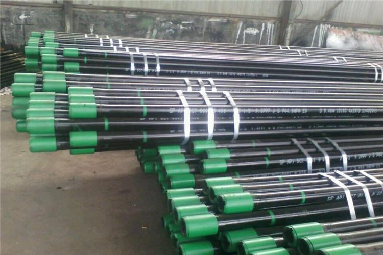 石油油管的檢測(cè)過程一般是首先將油管洗凈，將洗凈的油管放入檢測(cè)臺(tái)，將油管螺旋式的穿過檢測(cè)臺(tái)上的漏磁傳感器