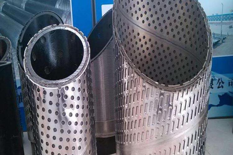 前常用的高壓沖洗工具內(nèi)帶有管形棘輪轉(zhuǎn)向工具，用它可清洗60mm或更大尺寸的油管